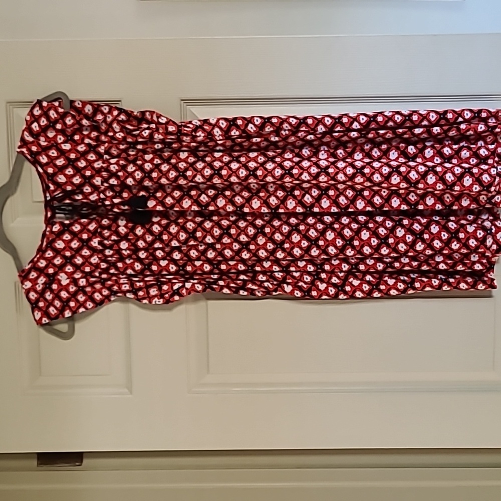 LOFT red/white/blk sleeveless shift w keyhole neck/shirred yoke. Rayon. S.